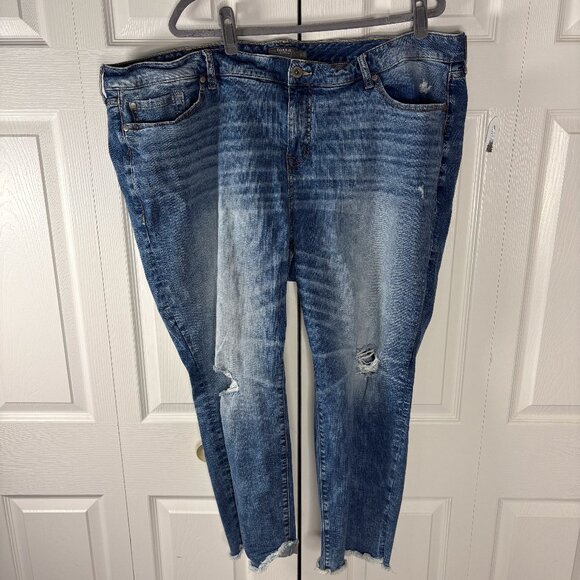 Torrid Crop Boyfriend Jeans Plus Size 26 Distressed Raw Hem - Picture 1 of 4